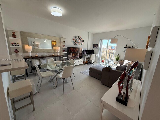 10 Aragon Ave in Coral Gables, FL - Building Photo - Building Photo