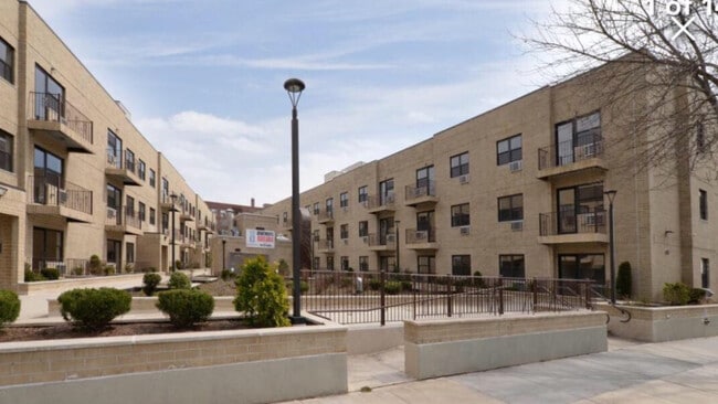 44 Hilton Ave, Unit D1