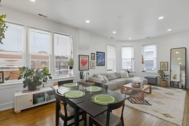 2350 W Charleston St, Unit 2F in Chicago, IL - Foto de edificio - Building Photo