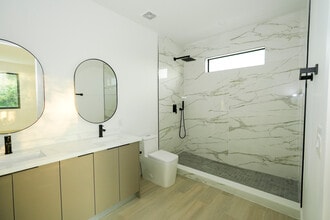 740 NW 24th Ct in Miami, FL - Foto de edificio - Building Photo