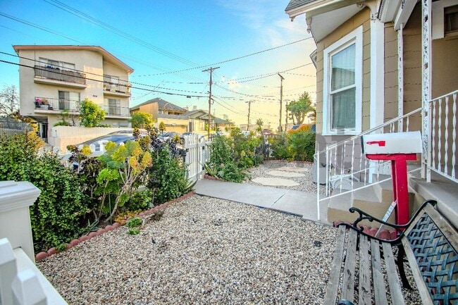 839 N Bunker Hill Ave in Los Angeles, CA - Foto de edificio - Building Photo