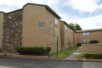 Red Fox Apartments in Tulsa, OK - Building Photo - Building Photo