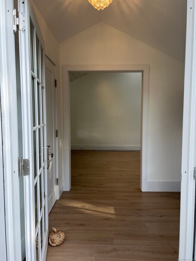 693 Boston Post Rd in Darien, CT - Building Photo - Building Photo
