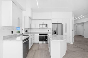 1745 E Hallandale Beach Blvd, Unit PH05W in Hallandale Beach, FL - Building Photo