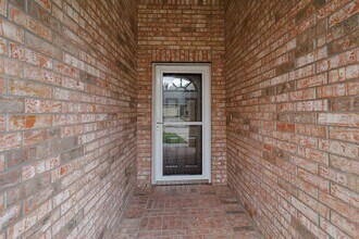 8007 Berkely Ct in Baytown, TX - Building Photo - Building Photo