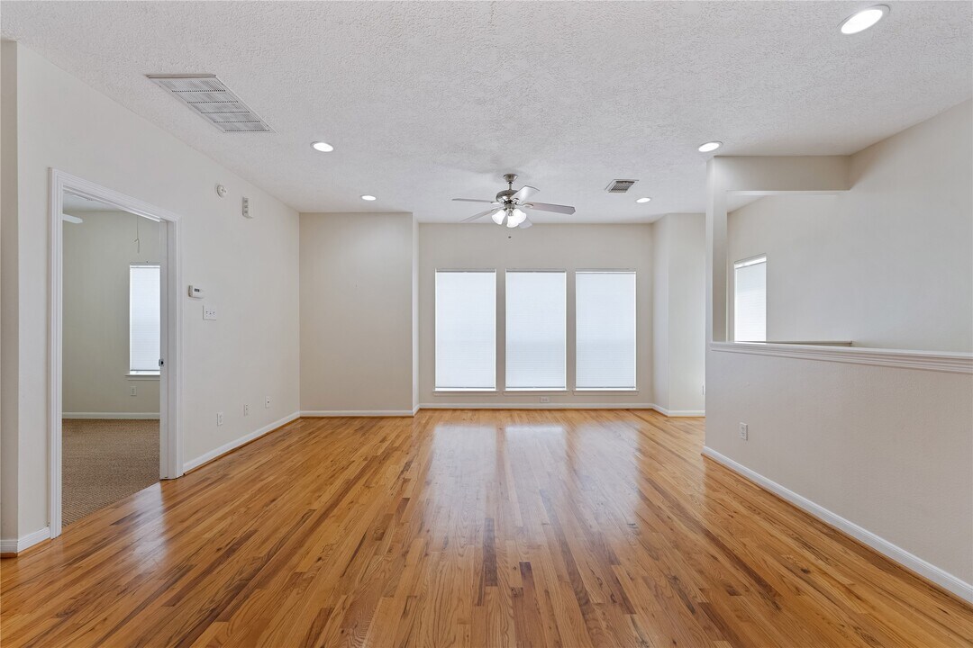 1819 Branard St in Houston, TX - Building Photo