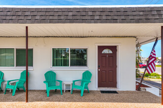 Gulfside Twelve in Redington Shores, FL - Building Photo - Building Photo
