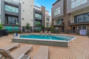 381 E Greenbriar Ln in Dallas, TX - Building Photo