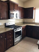 9430 Red Pine Dr in Shafter, CA - Building Photo - Building Photo