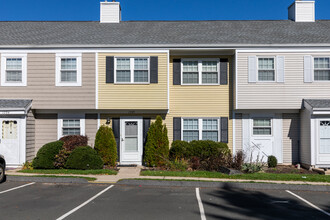 Village Square in Danbury, CT - Foto de edificio - Building Photo