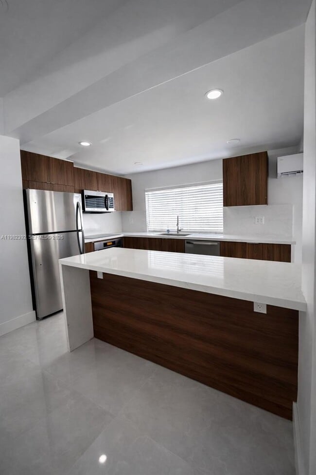 916 NE 2nd St in Hallandale Beach, FL - Building Photo - Building Photo