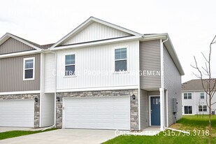 1038 Maple St in Waukee, IA - Building Photo