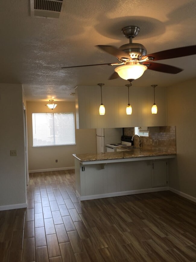 407-409 E Alexander Ave