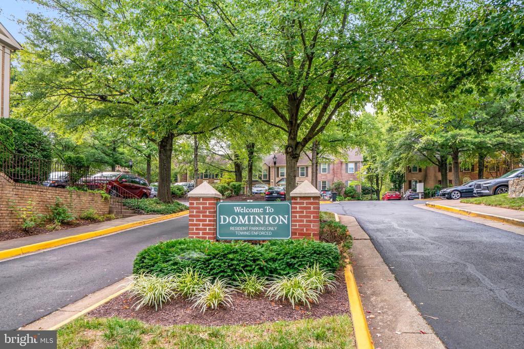 2131 Kings Mill Ct in Falls Church, VA - Building Photo