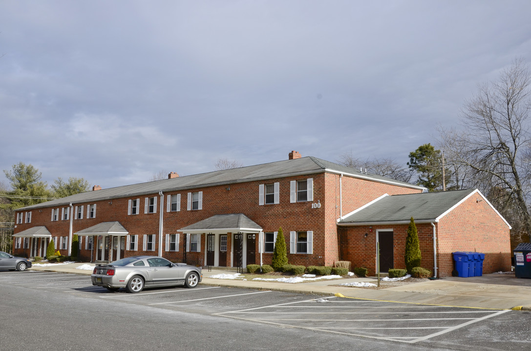 Browns Mills Arms Apartments in Browns Mills, NJ - Foto de edificio