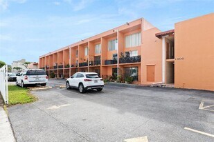 1300 W 47th Pl in Hialeah, FL - Building Photo
