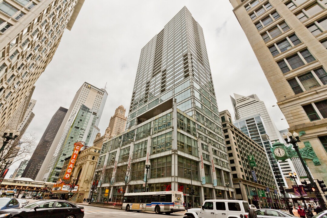 8 E Randolph St, Unit 2204 in Chicago, IL - Building Photo