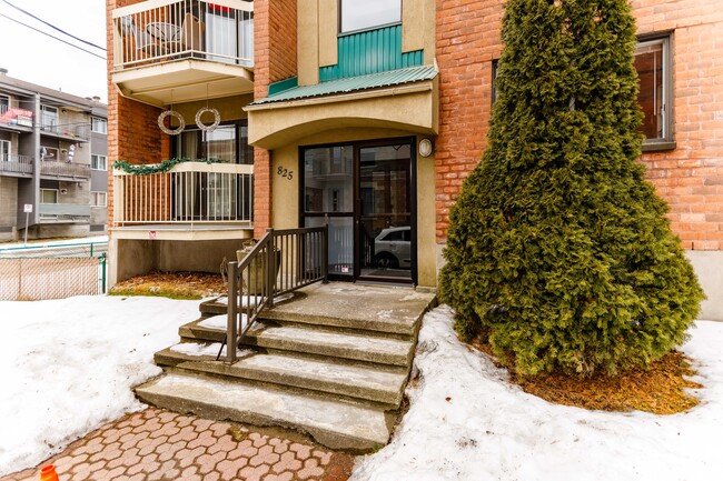 825 Saint Louis St in Montréal, QC - Building Photo - Building Photo