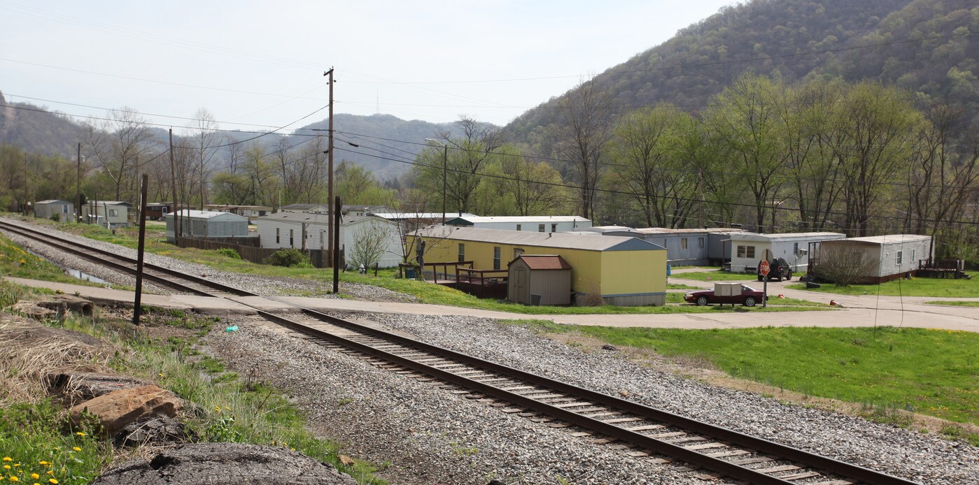 120 Dorothy Dr in Belle, WV - Foto de edificio