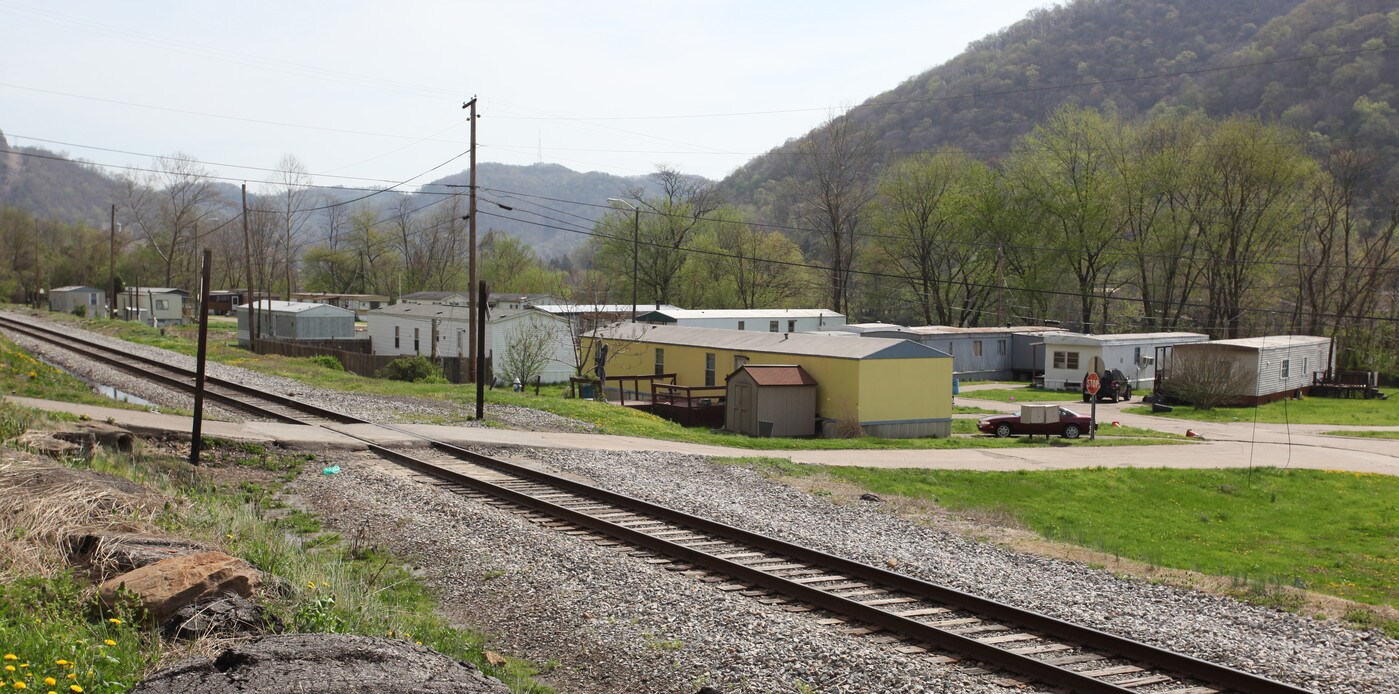 120 Dorothy Dr in Belle, WV - Building Photo