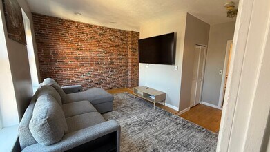 16 Foster St, Unit 9 in Boston, MA - Foto de edificio - Building Photo