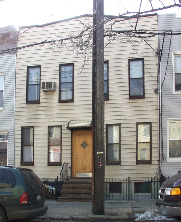 558 Fairview Ave in Ridgewood, NY - Foto de edificio