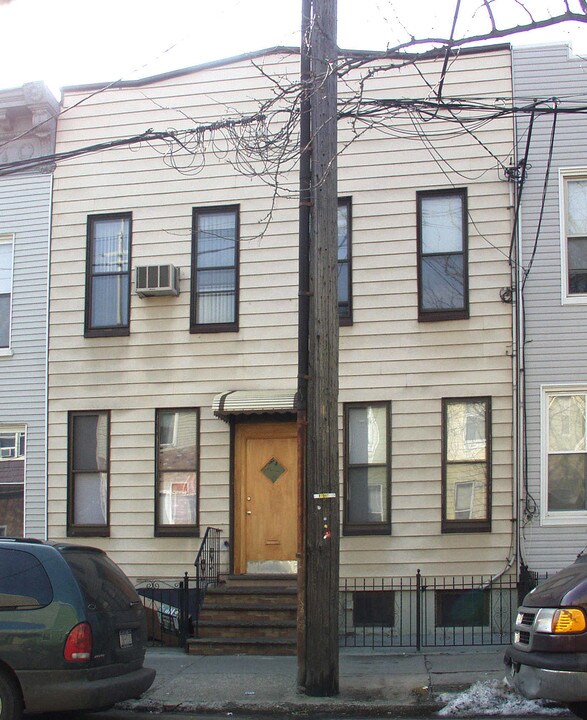 558 Fairview Ave in Ridgewood, NY - Building Photo