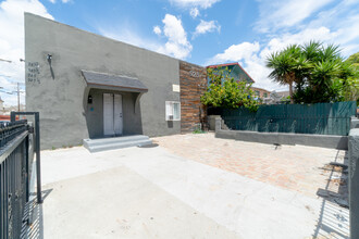 923 W 41st Dr in Los Angeles, CA - Building Photo - Building Photo