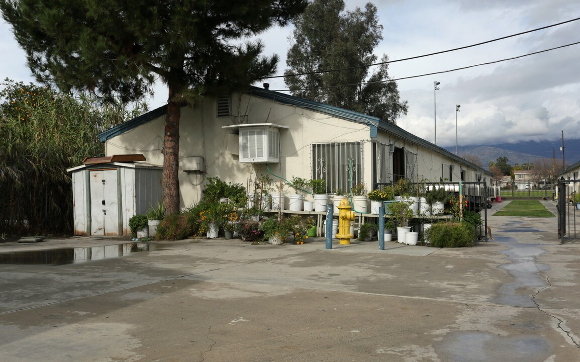 150-158 E Julia St in San Bernardino, CA - Building Photo