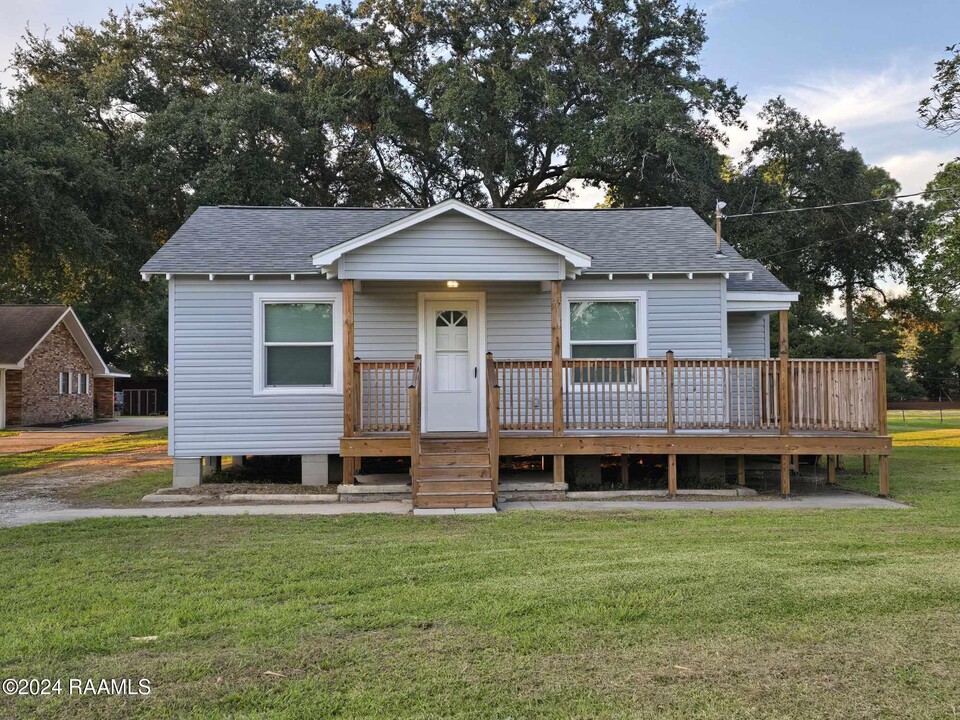 3374 Grand Point Hwy in Breaux Bridge, LA - Building Photo