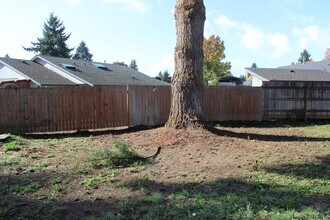 381 SE 39th Ave in Hillsboro, OR - Building Photo - Building Photo