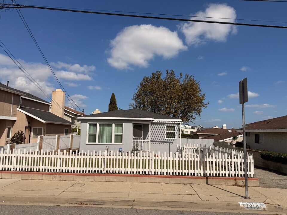 1919 Voorhees Ave in Redondo Beach, CA - Foto de edificio
