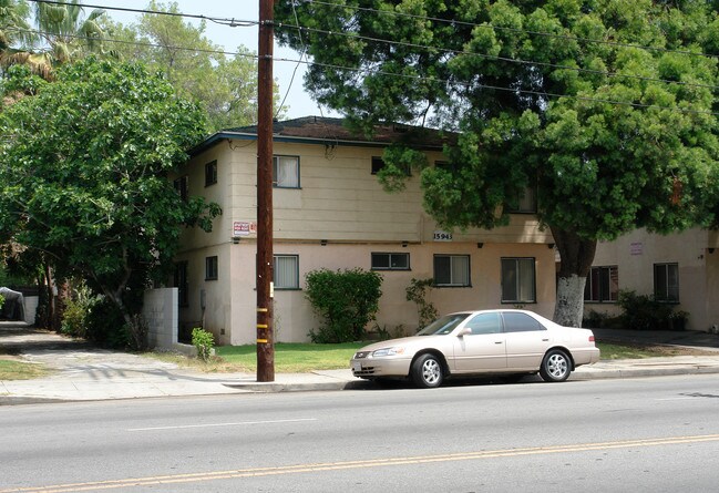 15943 Vanowen St in Van Nuys, CA - Building Photo - Building Photo