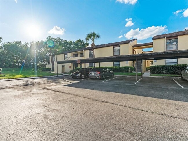 13608 S Village Dr in Tampa, FL - Building Photo - Building Photo
