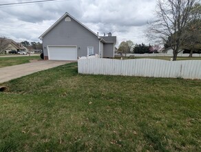 825 Lake Dr in Kernersville, NC - Building Photo - Building Photo