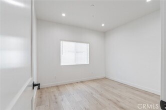 11142 Woodley Ave in Los Angeles, CA - Foto de edificio - Building Photo