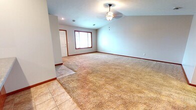 304 Harvest Trl in Harrisburg, SD - Foto de edificio - Building Photo