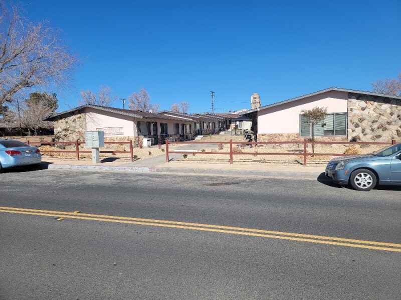 19170 Outer Hwy 18 N in Apple Valley, CA - Building Photo