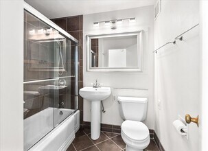 530 W Olympic Pl in Seattle, WA - Building Photo - Building Photo