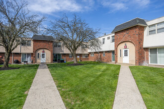 Salem Crossing Apartments in Bensalem, PA - Foto de edificio - Building Photo