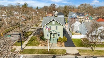 720 Main St, Unit 2 in St. Joseph, MI - Building Photo