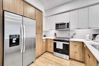 593 Camino De La Reina in San Diego, CA - Building Photo - Building Photo