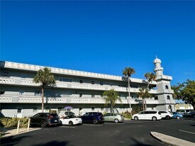 2340 Grecian Way, Unit 56 in Clearwater, FL - Building Photo