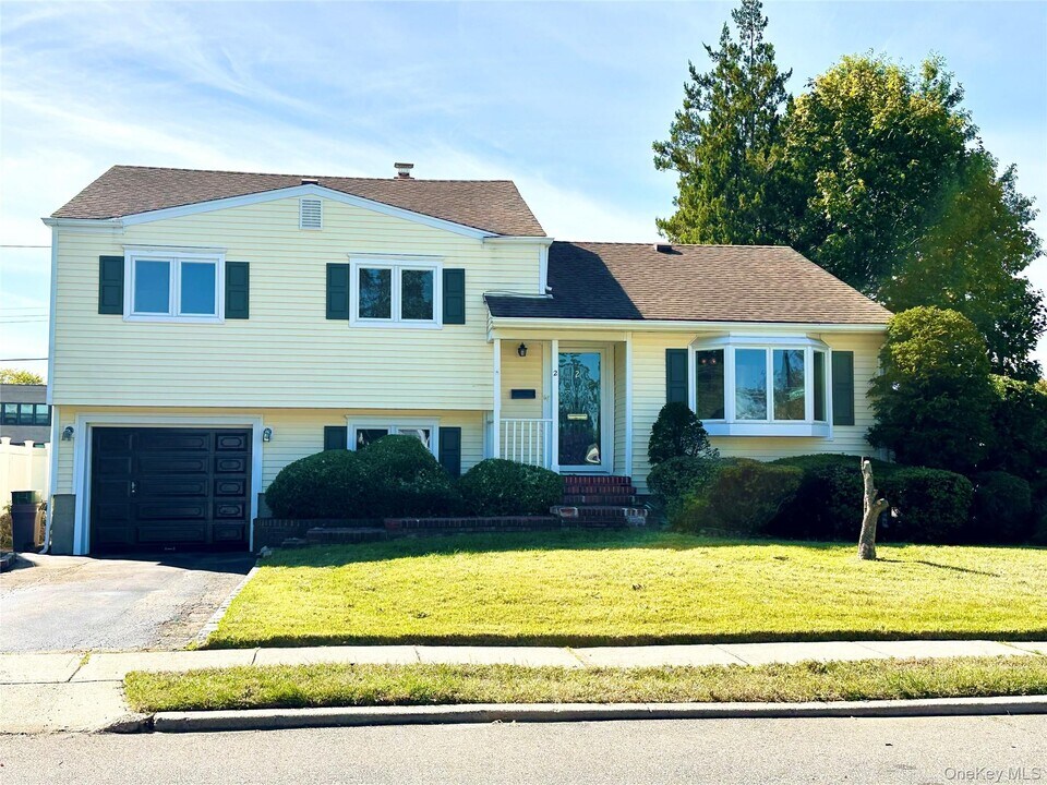 2 Radnor Ct in Hicksville, NY - Building Photo