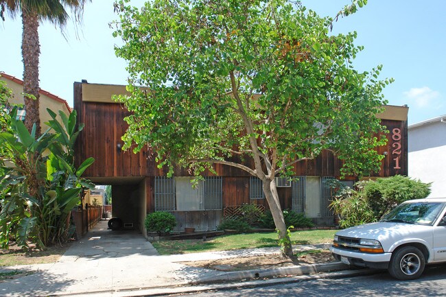 821 Westmount Dr in West Hollywood, CA - Building Photo - Building Photo