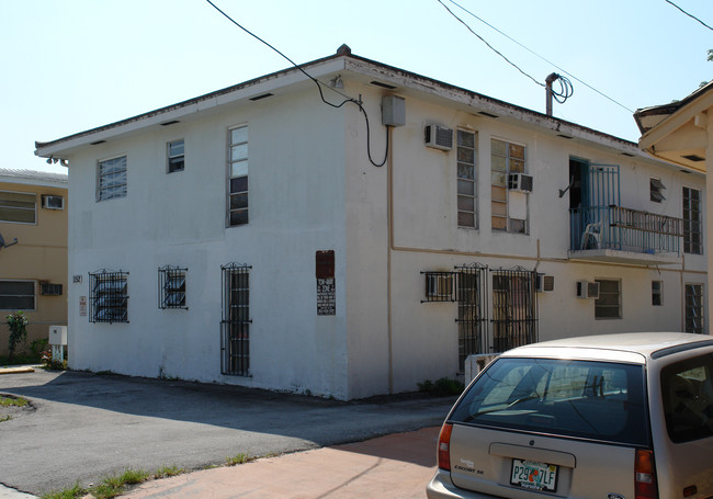 1152 SW 6th St in Miami, FL - Foto de edificio - Building Photo