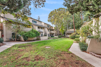 2700 Oak Rd in Walnut Creek, CA - Foto de edificio - Building Photo