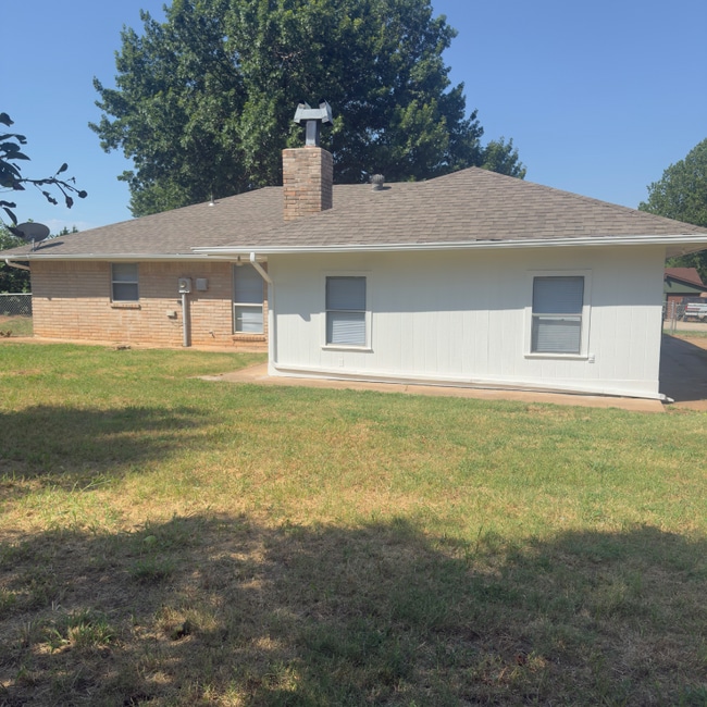 100 Lochwood Cir in Yukon, OK - Foto de edificio - Building Photo