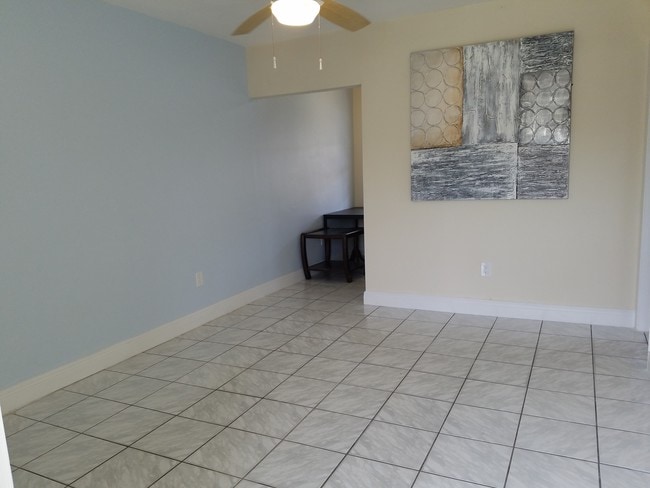 1380 NW 25th St in Miami, FL - Building Photo - Building Photo