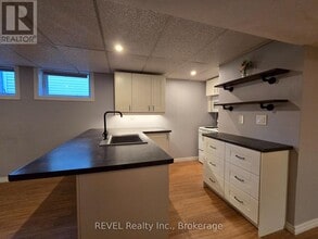 33 Dundas Crescent in St Catharines, ON - Building Photo - Building Photo